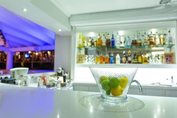 Yellow Bird Hotel (Warners)